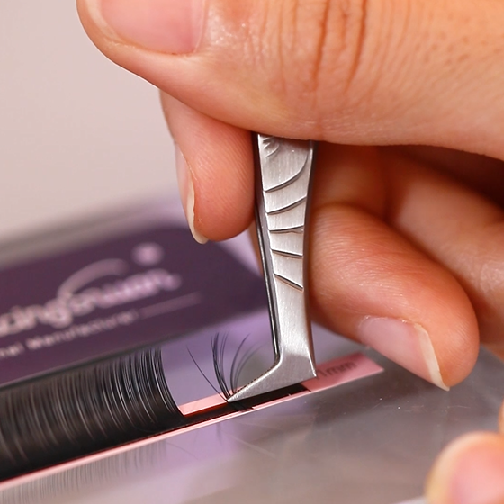 1.volume lash extesion make fan on tape