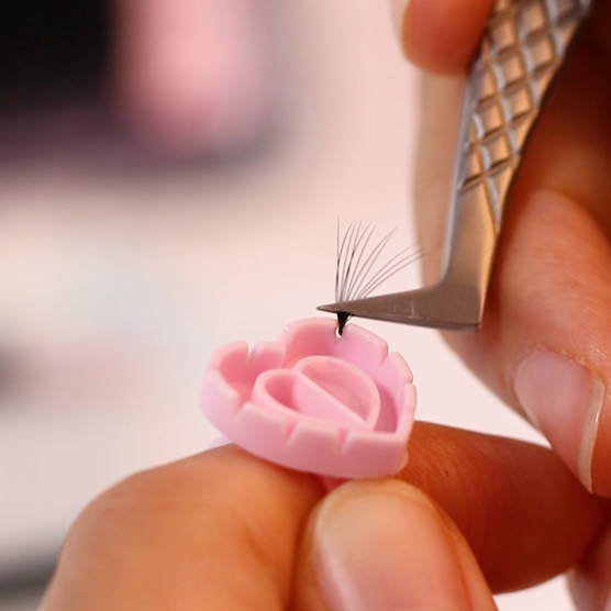 2.volume lash extension make fan use gule