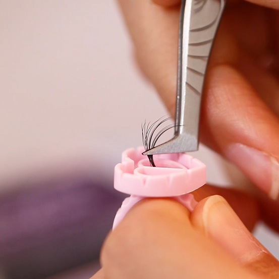 3.lash extension make fan with finger