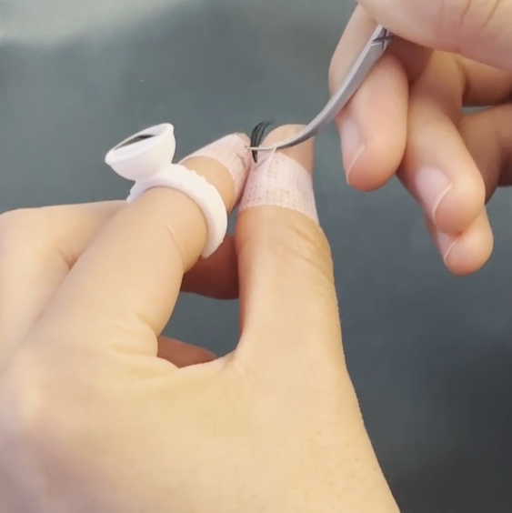 4.lash extension make fan first lashes gule