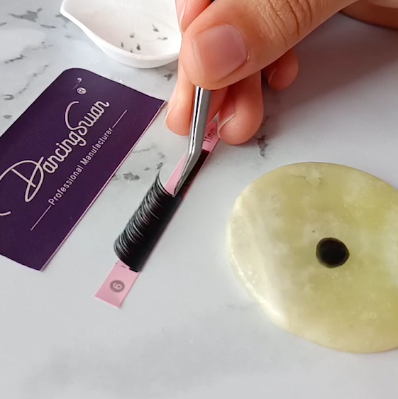 5.lash extension make fan with tweezers tip