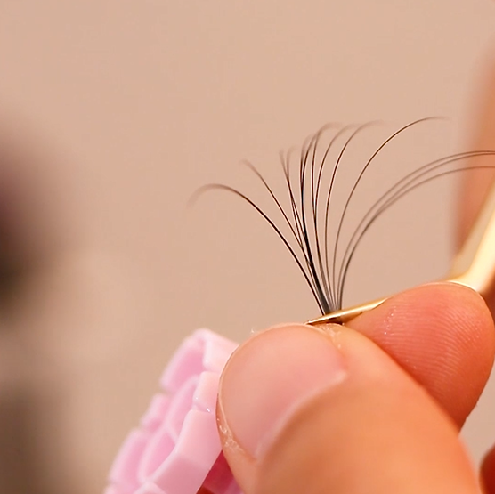 6.lash extension make fan with finger