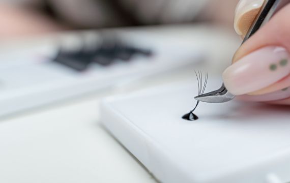 Eyelash extensions glue features