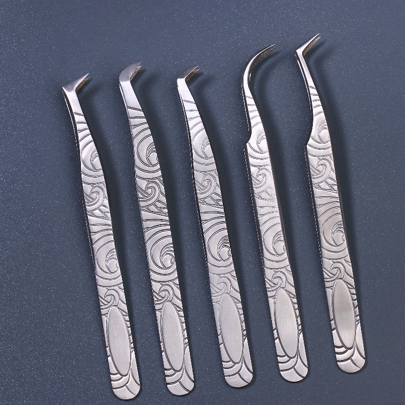 Non-slip eyelash tweezers